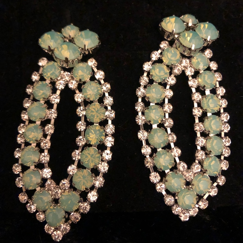 New- beautiful earrings for pierced ear’s measure 2.5”.